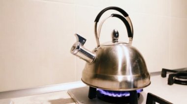 Düdük gaz sobası üzerinde su ısıtıcısı.