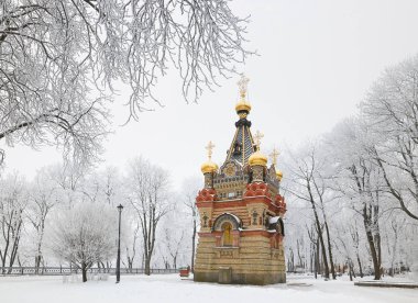 Gomel, Belarus - 23 Ocak 2018: Tapınak Peter Katedrali ve Paul buzlu don şehir parkında.