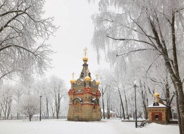 Gomel, Belarus - 23 Ocak 2018: Tapınak Peter Katedrali ve Paul buzlu don şehir parkında.