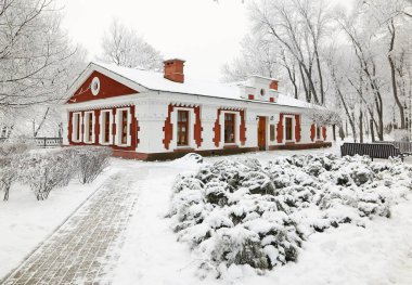 Gomel, Belarus - 23 Ocak 2018: Bina buzlu don şehir parkında Halk Sanat Müzesi.