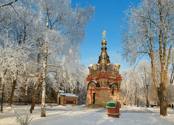 Gomel, Weißrussland - 23. Januar 2018: Schrein an der Kathedrale von Peter und Paul im Stadtpark bei eisigem Frost. — Stockfoto