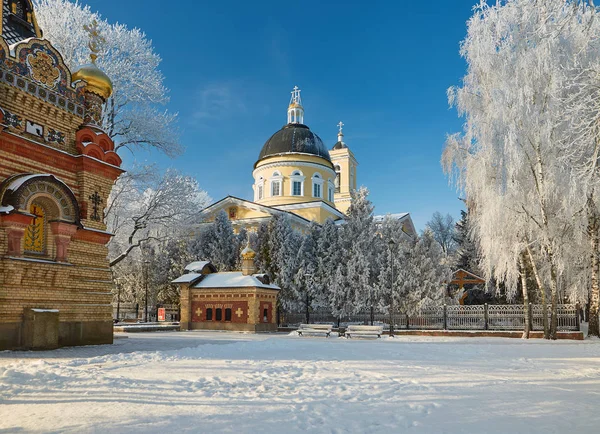 戈梅利, 白俄罗斯-2018年1月23日: 彼得和保罗大教堂在城市公园在冰冷的霜冻. — 图库照片