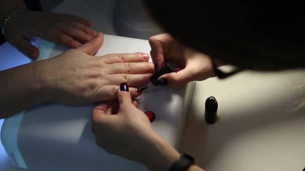 Маникюр Покрытие Ногтей Гелевым Лаком Ультрафиолетовая Лампа Ногтей — стоковое видео