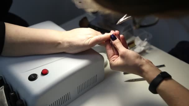 Manicour Lapisan Kuku Dengan Gel Pernis Lampu Ultraviolet Untuk Paku — Stok Video