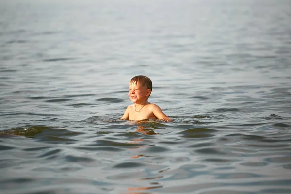 海で泳いでいる少年は、. — ストック写真