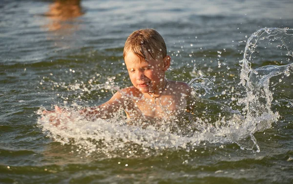 海で泳いでいる少年は、. — ストック写真