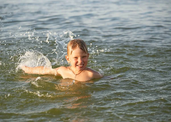 海で泳いでいる少年は、. — ストック写真