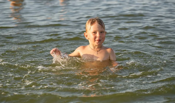 海で泳いでいる少年は、. — ストック写真