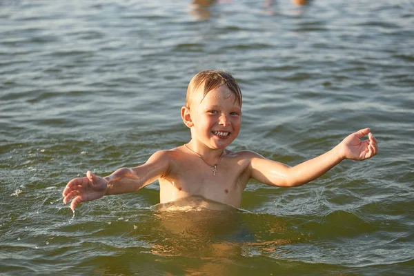 Το αγόρι είναι το κολύμπι στη θάλασσα. — Φωτογραφία Αρχείου