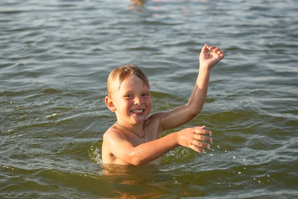 海で泳いでいる少年は、. — ストック写真