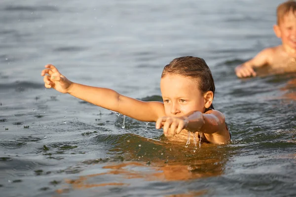 Chica divirtiéndose bañándose en el mar . — Foto de Stock