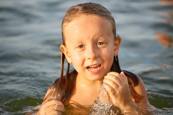 Menina se divertindo tomando banho no mar . — Fotografia de Stock