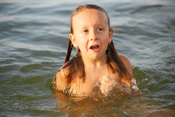 Menina se divertindo tomando banho no mar . — Fotografia de Stock