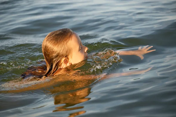 Chica divirtiéndose bañándose en el mar . — Foto de Stock