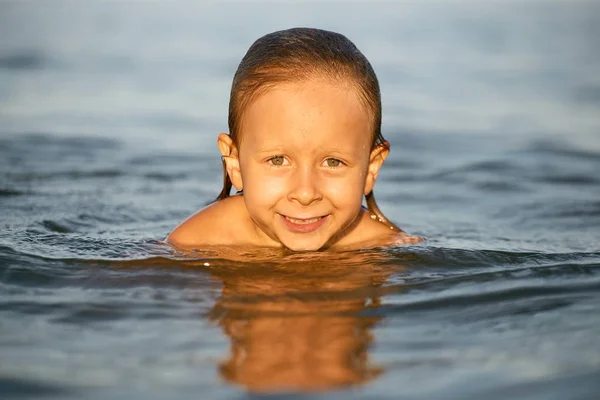 Menina se divertindo tomando banho no mar . — Fotografia de Stock