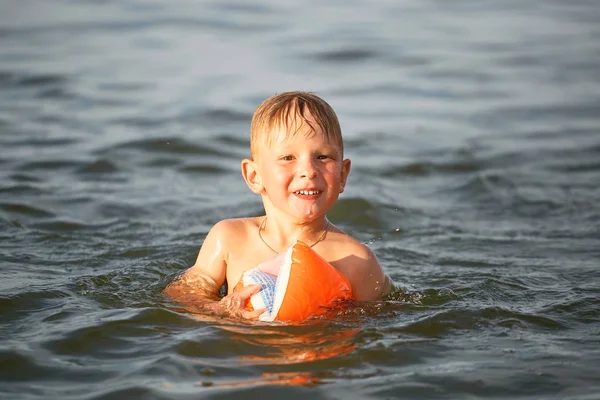 Chłopiec jest pływanie w morzu. — Zdjęcie stockowe