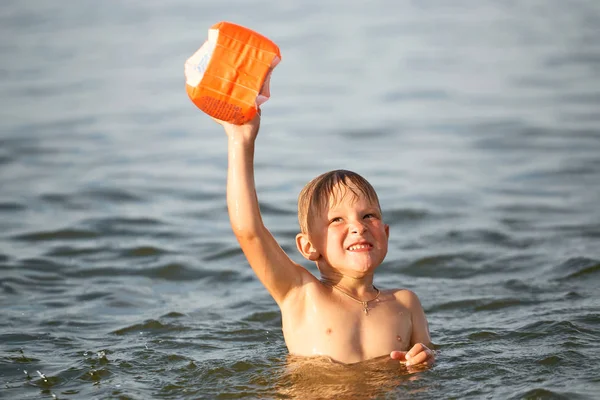O menino está nadando no mar . — Fotografia de Stock