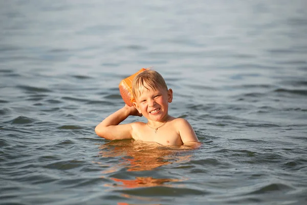 O menino está nadando no mar . — Fotografia de Stock