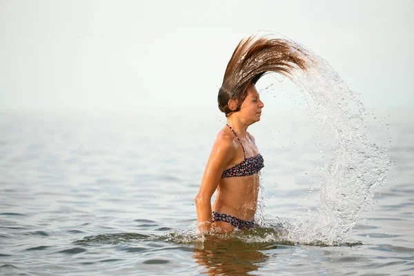 Menina com cabelo molhado no mar . — Fotografia de Stock