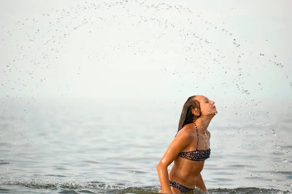 Dívka s mokrými vlasy v moři. — Stock fotografie