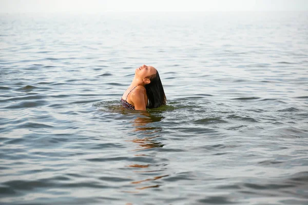 Dívka s mokrými vlasy v moři. — Stock fotografie