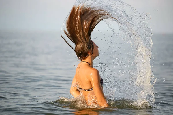 Menina com cabelo molhado no mar . — Fotografia de Stock