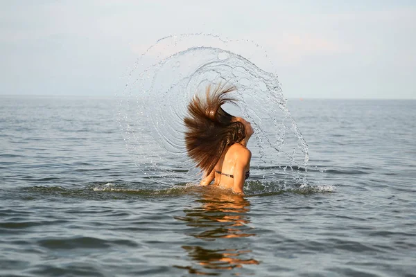 Menina com cabelo molhado no mar . — Fotografia de Stock