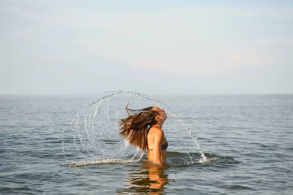 Menina com cabelo molhado no mar . — Fotografia de Stock