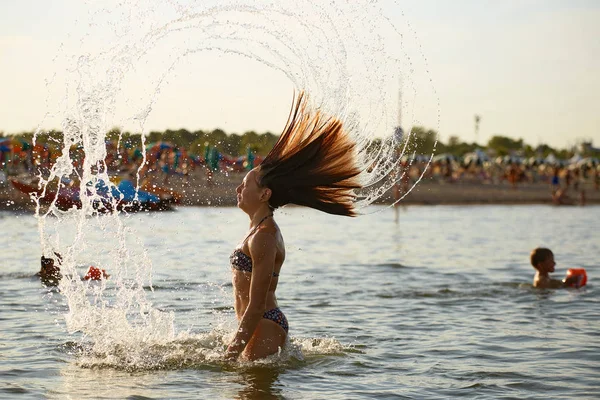 Menina com cabelo molhado no mar . — Fotografia de Stock