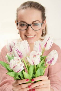 nazik eller ihale bahar laleler.