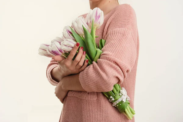 Inschrijving lente tulpen in zachte vrouwelijke handen. — Stockfoto