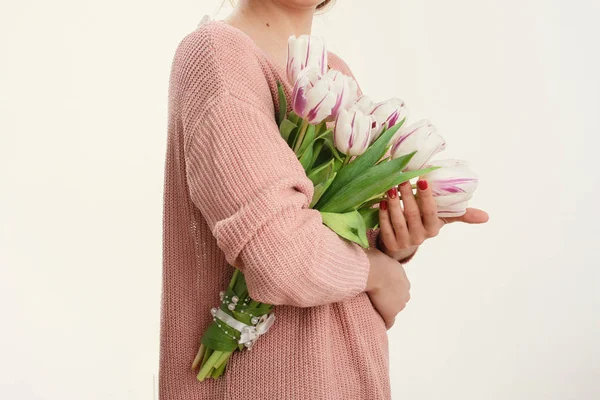 Inschrijving lente tulpen in zachte vrouwelijke handen. — Stockfoto