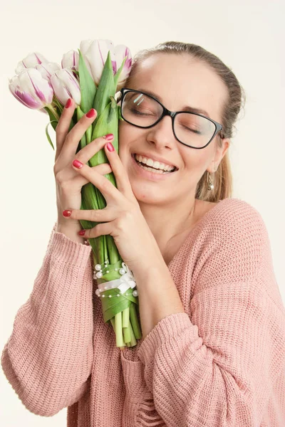 Tulipas de primavera concurso em mãos femininas doces . — Fotografia de Stock