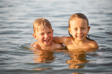 Eğleniyor kız denizde Yüzme.