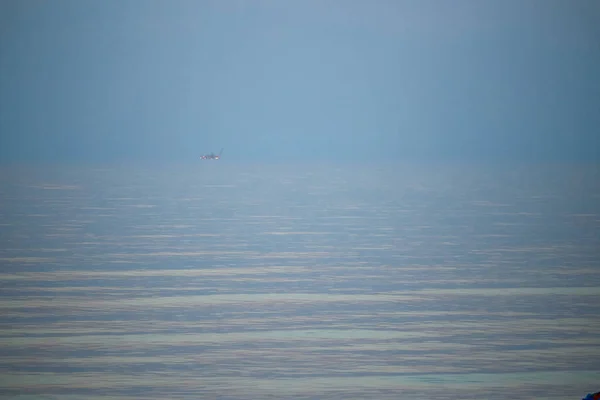 Красочный закат на спокойном морском горизонте — стоковое фото