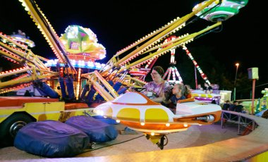 Montanyan, İtalya - 16 Temmuz 2017: çocuk eğlence sürmek. geç gece çocuklara iyi eğlenceler.