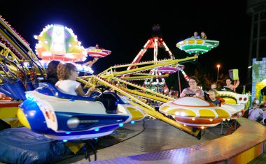 Montanyan, İtalya - 16 Temmuz 2017: çocuk eğlence sürmek. geç gece çocuklara iyi eğlenceler.