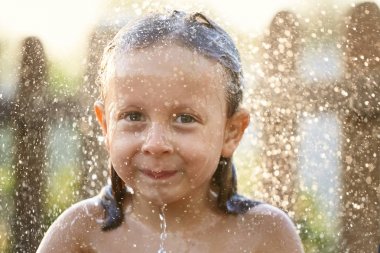 su eğlenceli. Kız duşta su.