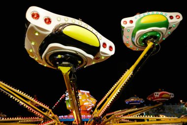 Montanyan, İtalya - 16 Temmuz 2017: çocuk eğlence sürmek. geç gece çocuklara iyi eğlenceler.