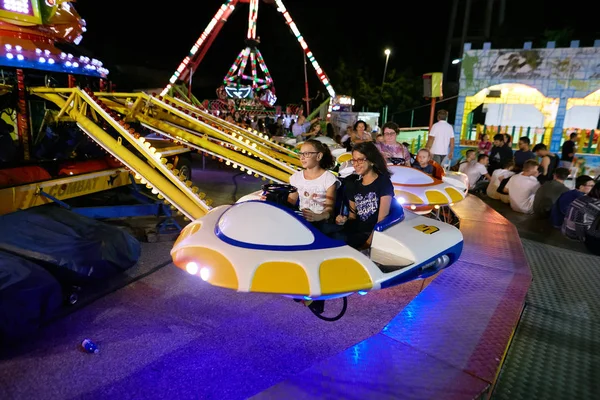 MONTANYAN, ITALIA - 16 DE JULIO DE 2017: Paseos de diversión para niños. tarde en la noche los niños se divierten . — Foto de Stock