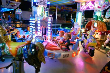 Montanyan, İtalya - 16 Temmuz 2017: çocuk eğlence sürmek. geç gece çocuklara iyi eğlenceler.