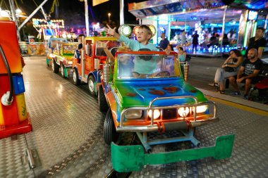 Montanyan, İtalya - 16 Temmuz 2017: çocuk eğlence sürmek. geç gece çocuklara iyi eğlenceler.