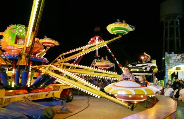 Montanyan, İtalya - 16 Temmuz 2017: çocuk eğlence sürmek. geç gece çocuklara iyi eğlenceler.