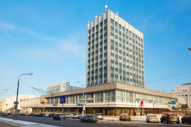 Gomel, Belarus - 24 Ocak 2018: Ana mesaj Lenin Caddesi üzerinde ofis binası.