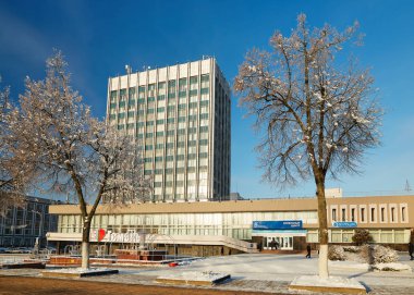 Gomel, Belarus - 24 Ocak 2018: Ana mesaj Lenin Caddesi üzerinde ofis binası.