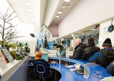 Gomel, Belarus - 24 Ocak 2018: İnsanlar Beltelecom Lenin meydanında Resepsiyon masasında doğrultusunda.