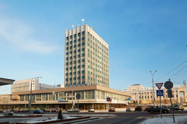Gomel, Belarus - 24 Ocak 2018: Ana mesaj Lenin Caddesi üzerinde ofis binası.