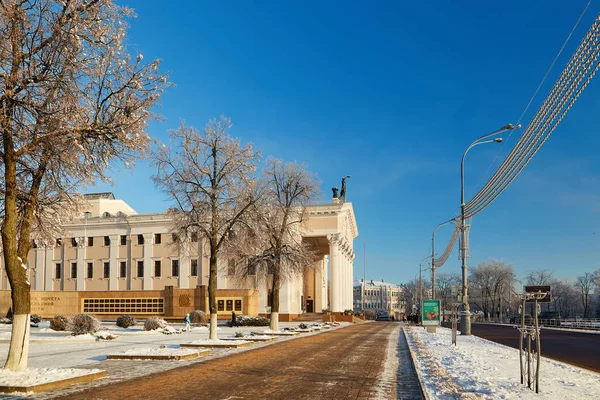 Gomel, Bielorrússia - JANEIRO 24, 2018: O edifício do Teatro Dramático na Avenida Lenine . — Fotografia de Stock