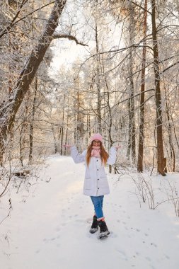 kız kış ormandaki ağaçlar karla kaplı dalları ile. Peri Güzellik.