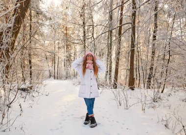 kız kış ormandaki ağaçlar karla kaplı dalları ile. Peri Güzellik.